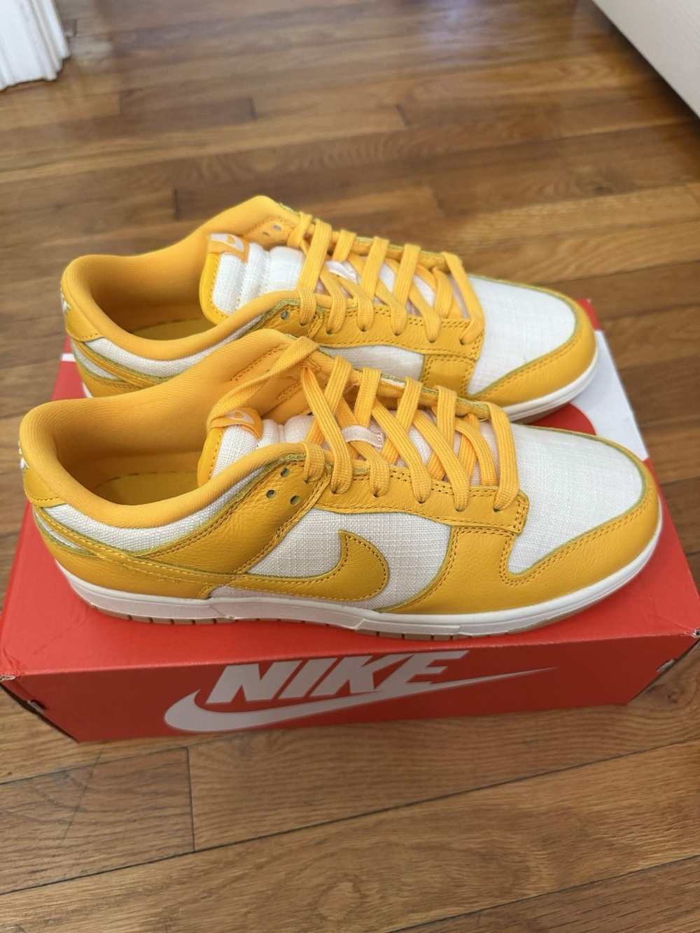 *New* Nike Dunk Low Men White Yellow (HF4867-739) Size 10 *Damaged Original Box*